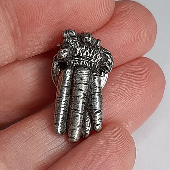1989 Pewter Carrots Lapel Tack Pin Maiden Vermont DP Ltd small Easter signed - Picture 2 of 7